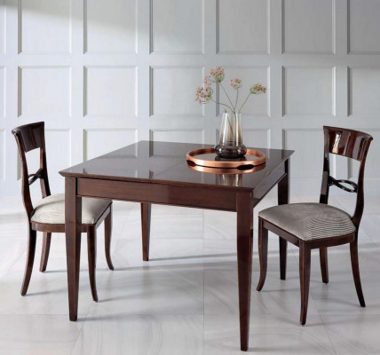 Table à manger élégante avec chaises de couleur marron foncé avec une surface brillante