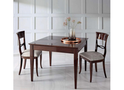 Table à manger élégante avec chaises de couleur marron foncé avec une surface brillante