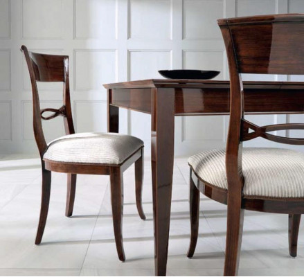 Table à manger élégante avec chaises de couleur marron foncé avec une surface brillante