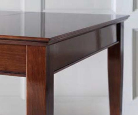 Table à manger élégante avec chaises de couleur marron foncé avec une surface brillante