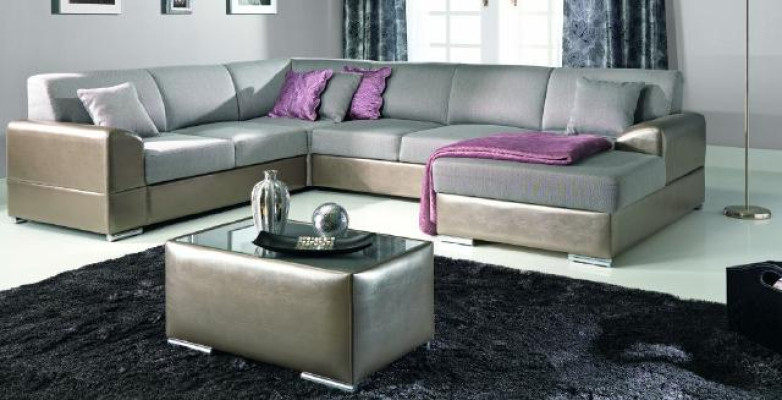 Luxueux canapé rembourré en forme de U dans un style contemporain élégant avec finesse.
