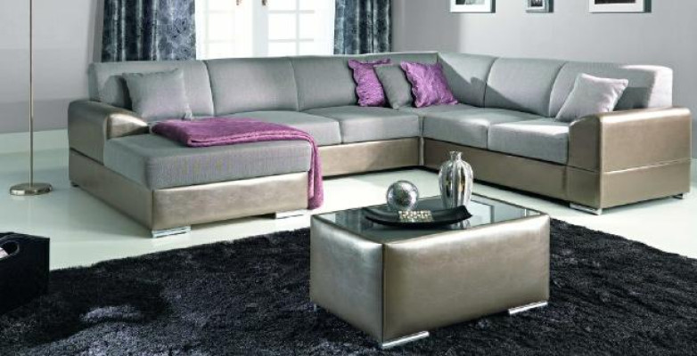 Luxueux canapé rembourré en forme de U dans un style contemporain élégant avec finesse.
