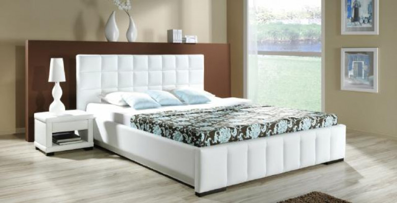 Un lit de designer de luxe dans un style contemporain sophistiqué de la plus haute qualité.