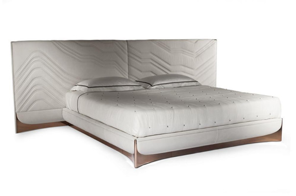 Élégant lit double. Lit de chambre luxueux. Lit élégant.