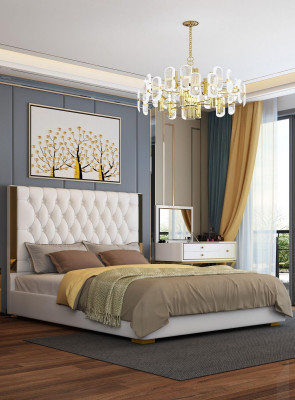 Lit double en cuir moderne, chambre avec un lit pour deux personnes.