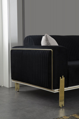 Moderne canapé trois places noir avec un revêtement en acier inoxydable.