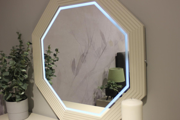 Pratique, moderne et nouvelle coiffeuse de chambre avec miroir et tabouret.