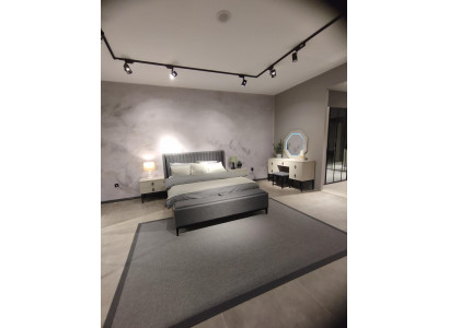 Lit luxueux avec tabouret design exclusif et finition de haute qualité