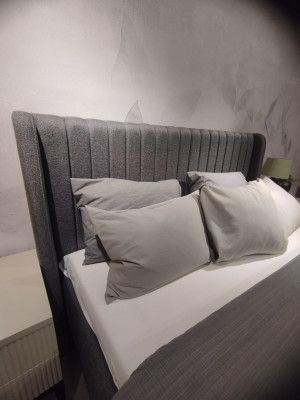 Lit luxueux avec tabouret design exclusif et finition de haute qualité