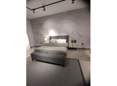 Lit moderne + tabouret + 2 tables de chevet à la fois fonctionnelles et confortables