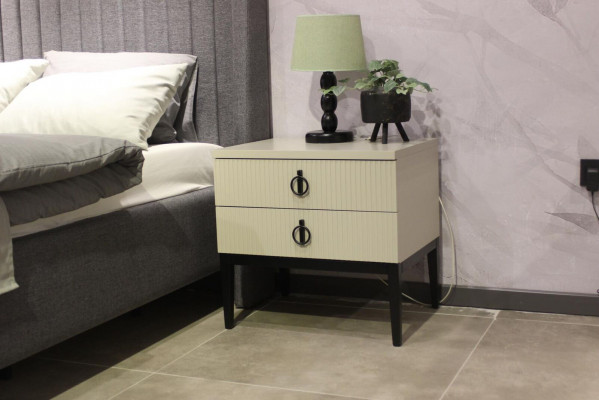 Lit moderne + tabouret + 2 tables de chevet à la fois fonctionnelles et confortables