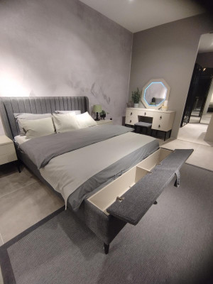 Lit moderne + tabouret + 2 tables de chevet à la fois fonctionnelles et confortables