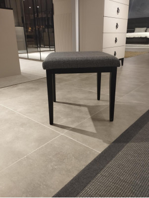 Confortable et élégant tabouret moderne en textile pour chambre.