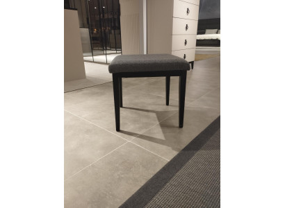 Confortable et élégant tabouret moderne en textile pour chambre.