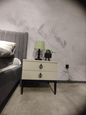 Table de chevet design exclusive. Matériau de haute qualité et aspect luxueux.