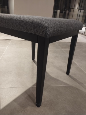 Confortable et élégant tabouret moderne en textile pour chambre.