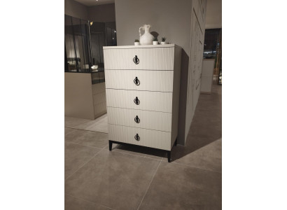 Élégante commode, l'ajout parfait à l'intérieur de votre chambre.