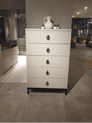 Élégante commode, l'ajout parfait à l'intérieur de votre chambre.