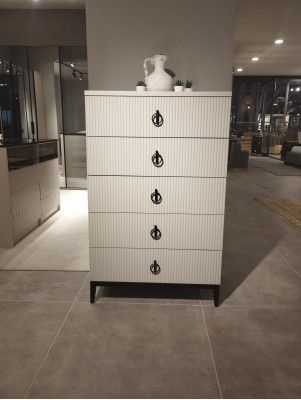 Élégante commode, l'ajout parfait à l'intérieur de votre chambre.