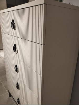 Élégante commode, l'ajout parfait à l'intérieur de votre chambre.