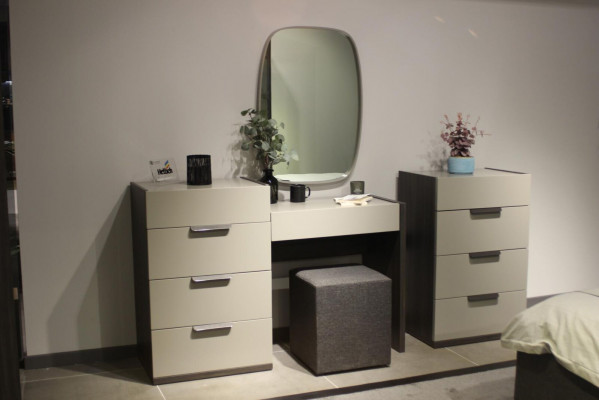 Table de toilette de conception avec miroir Meuble de chambre de luxe Tabouret 3 pièces. nouveau