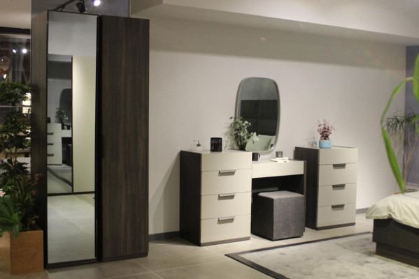 Table de toilette de conception avec miroir Meuble de chambre de luxe Tabouret 3 pièces. nouveau