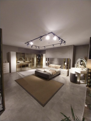 Luxueux ensemble de chambre à coucher Lit + 2x Tables de chevet Commode Armoire en bois neuf