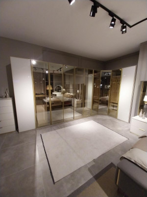 Luxueux ensemble de chambre à coucher Lit + 2x Tables de chevet Commode Armoire en bois neuf