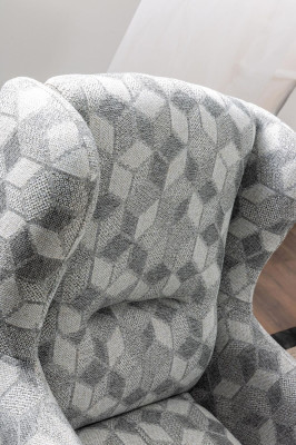 Ensemble salon 2 pièces: canapé trois places, fauteuil moderne, textile.