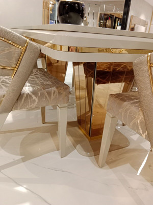 Luxueuses 6 chaises Les lignes claires et l'élégance complètent tout intérieur