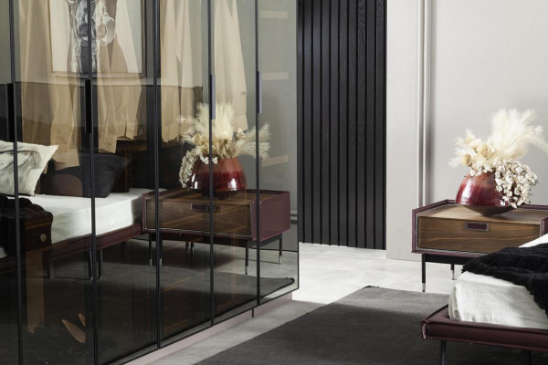 Armoire en verre Chambre Lit Tables de chevet 4 pièces. Ensemble complet