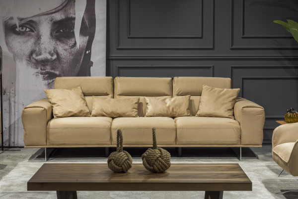 Luxueux canapé trois places en crème italienne avec des coussins luxuriants