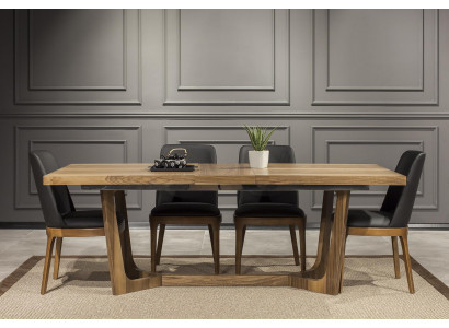 Table en bois élégante avec des chaises noires chics dans un design moderne