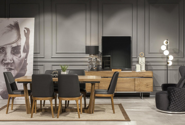 Table en bois élégante avec des chaises noires chics dans un design moderne