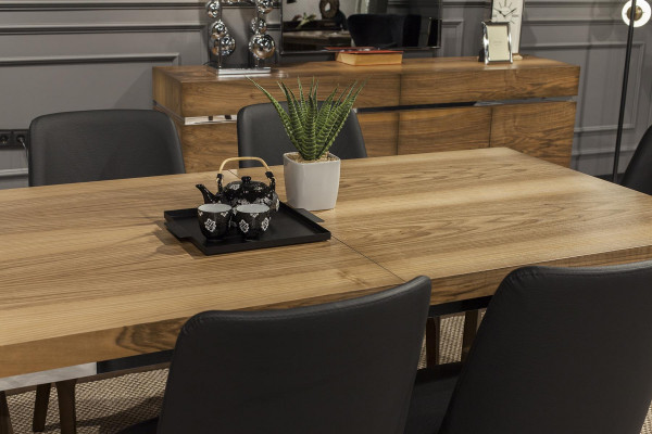 Table en bois élégante avec des chaises noires chics dans un design moderne
