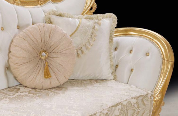 Un canapé luxueux et relaxant de style classique avec des motifs dorés