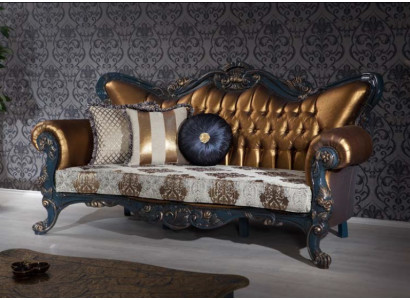 Exquis canapé de style classique avec des éléments dorés pour le salon.