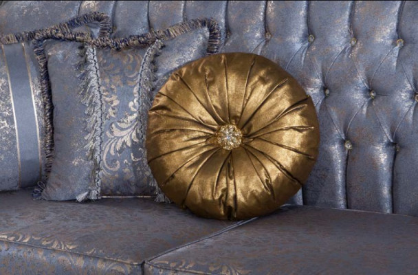 Canapé classique sophistiqué de style Chesterfield pour le salon avec des coussins dorés