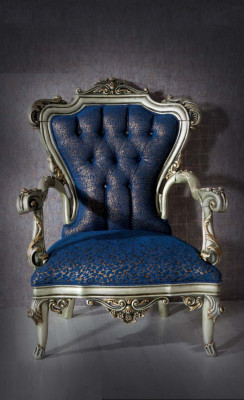 Un fauteuil classique fabuleux en style bleu avec des motifs décoratifs.
