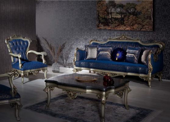 Un fauteuil classique fabuleux en style bleu avec des motifs décoratifs.