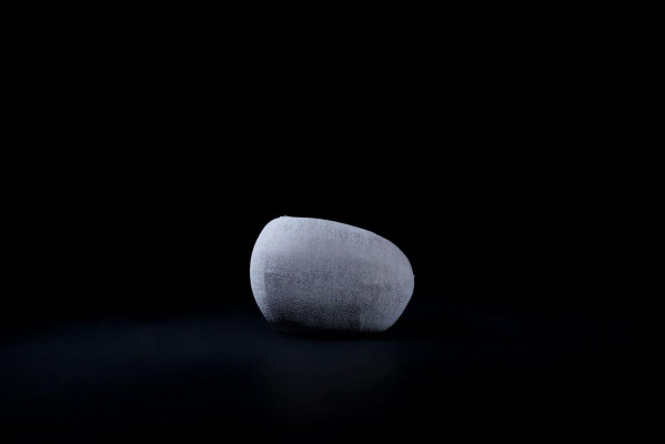 Canapé gris design avec quatre places, meubles rembourrés pour le salon, moderne et neuf.