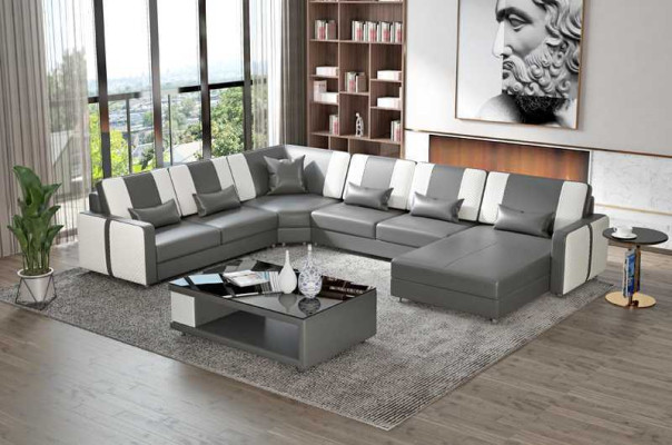 Grand canapé d'angle en cuir gris en forme de U pour un grand salon moderne.