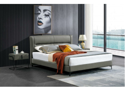 Lit en cuir complet avec 3 tables de chevet. Suite hôtel