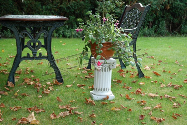 Pilier de fleurs pour décorer le jardin sur la terrasse, colonne statue.