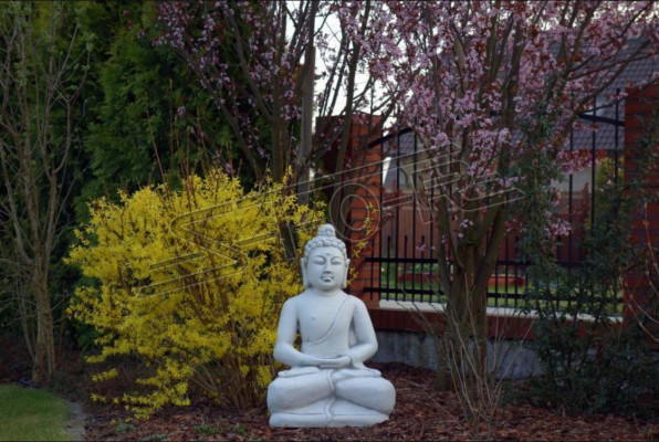 Sculpture de Bouddha en effet pierre. Grande sculpture décorative pour une figure de jardin.