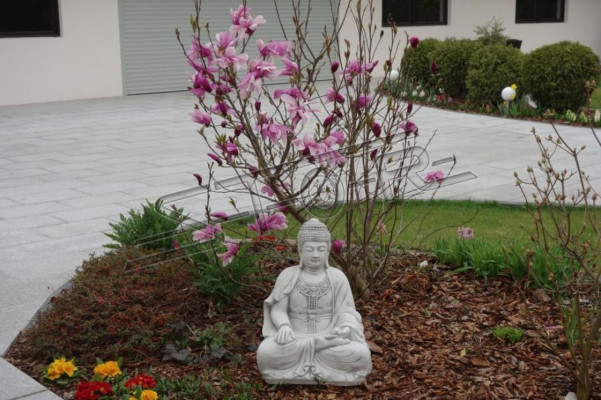 Sculpture de Bouddha en effet de pierre. Grande figurine pour décor de jardin.