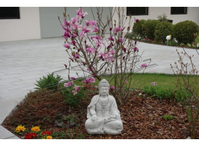 Sculpture de Bouddha en effet de pierre. Grande figurine pour décor de jardin.