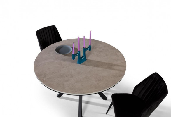Table ronde extensible en bois gris pour salle à manger.