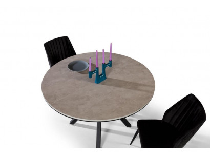 Table ronde extensible en bois gris pour salle à manger.