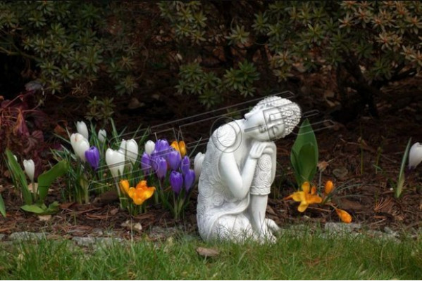 Sculpture décorative de Bouddha en effet pierre. Grande sculpture en figure de jardin.